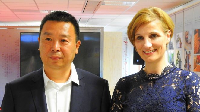 schrijver Han Yuhai en vertaler Anne Marie Westra tijdens de persconferentie van 'Laten we over Mao Zedong lezen'